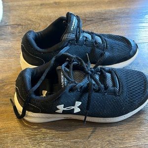 Boy Under armor shoes size 3.5 kids.   Pay through PayPal or Venmo